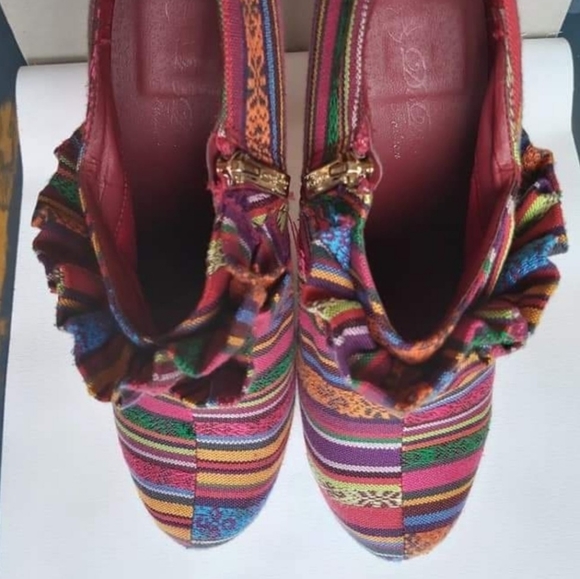 Fancy Tapestry Stilettos - Picture 4 of 4